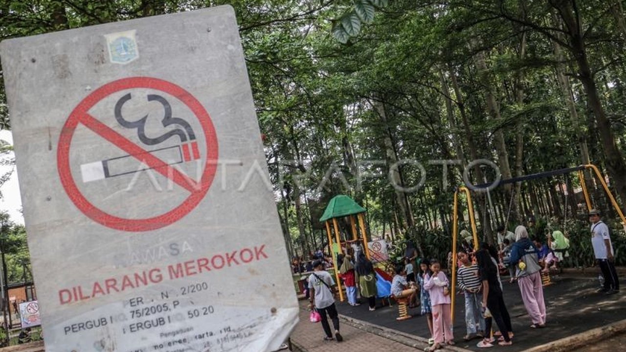 Bapemperda DPRD DKI Jakarta resmi mencoret pasal larangan penjualan rokok di Raperda KTR, khususnya radius 200 meter dari sekolah, demi mengakomodasi UMKM. Keputusan ini melegakan pedagang kecil.