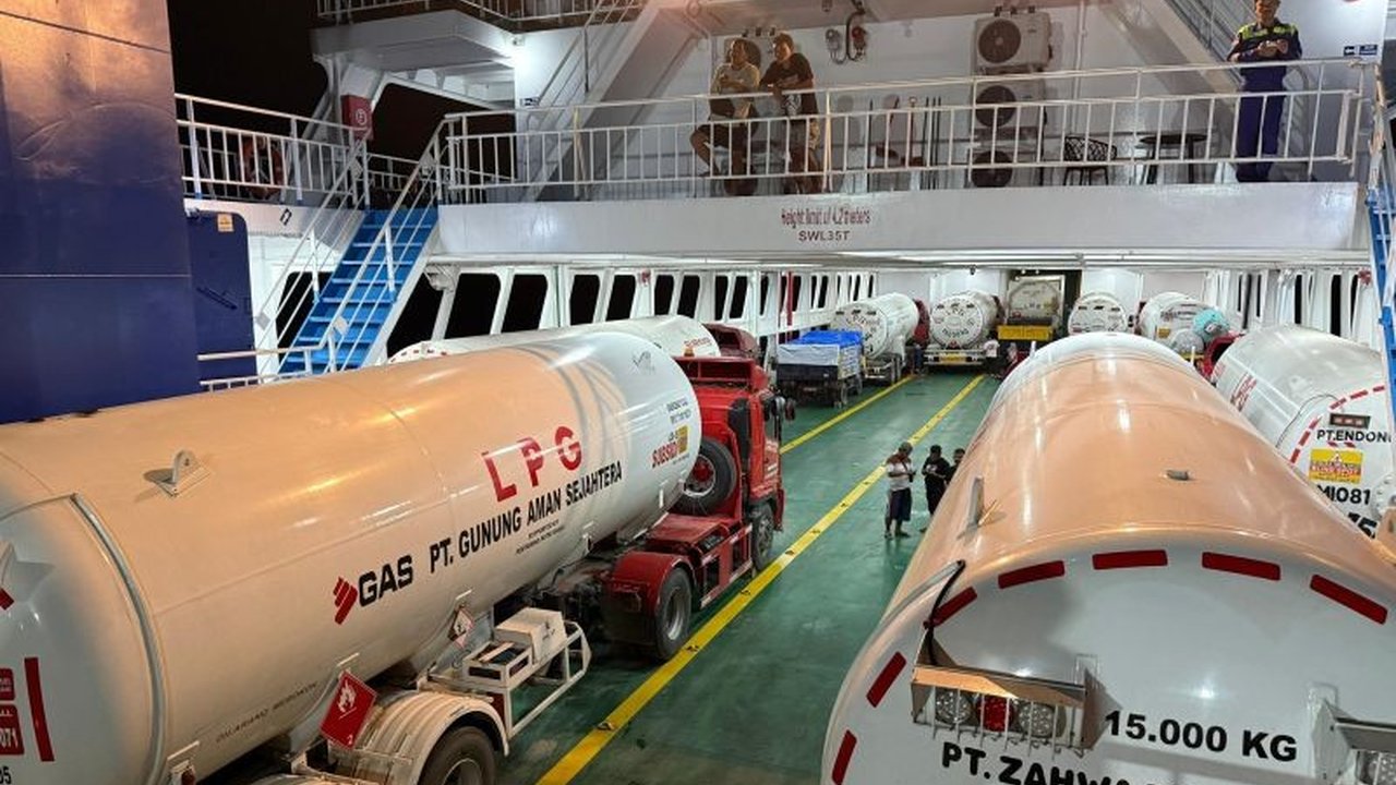 Pertamina Patra Niaga Regional Sumbagut sukses mendatangkan sembilan mobil skind tank elpiji via laut ke Banda Aceh, menjamin Pasokan Elpiji Aceh aman di tengah bencana. Masyarakat diimbau tidak panik.