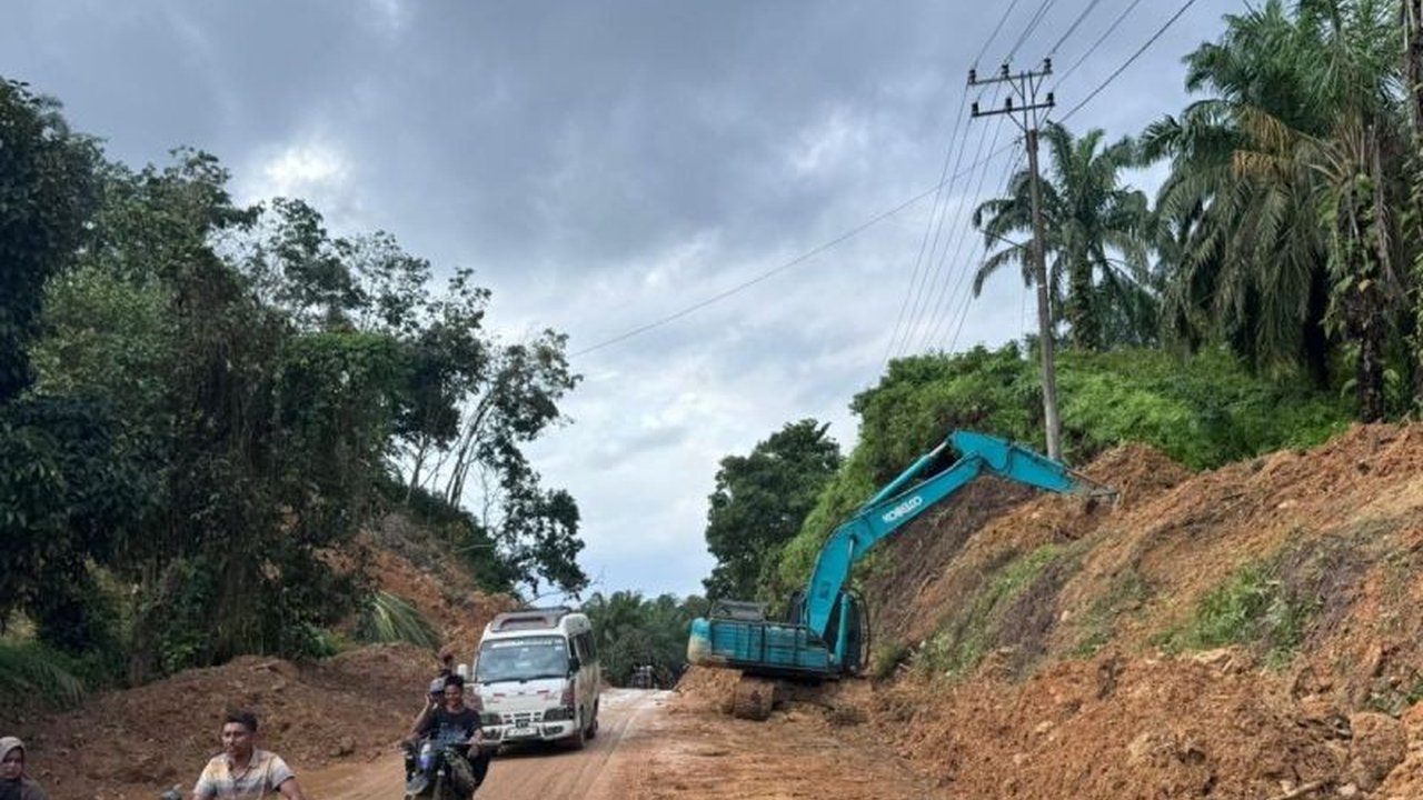 Kementerian PU terus kebut Penanganan Jalan Aceh Pascabencana banjir bandang dan longsor, memastikan konektivitas logistik dan pemulihan ekonomi di wilayah terdampak.