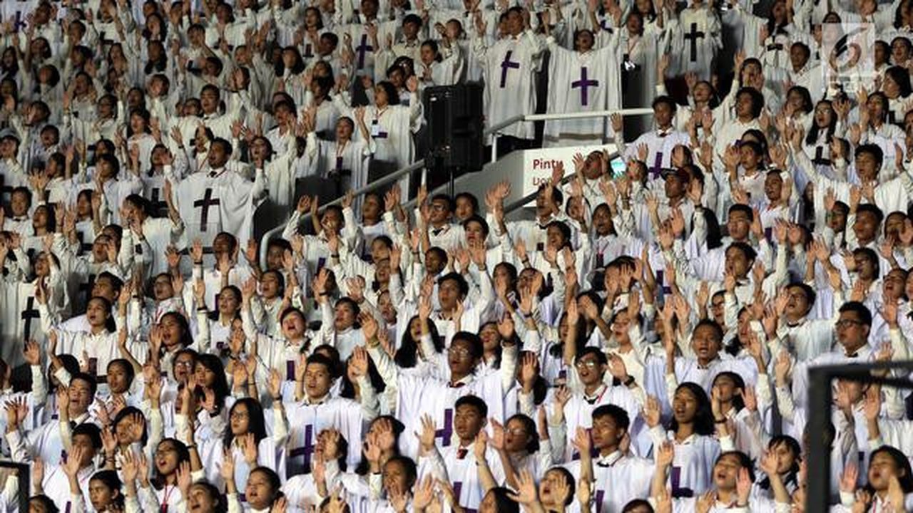 Padua suara menyanyikan puji-pujian pada perayaan Natal Tiberias Indonesia di Stadion GBK, Senayan, Jakarta, Sabtu (8/12). Sebanyak 5000 paduan suara menghadiri perayaan Natal yang dipimpin P