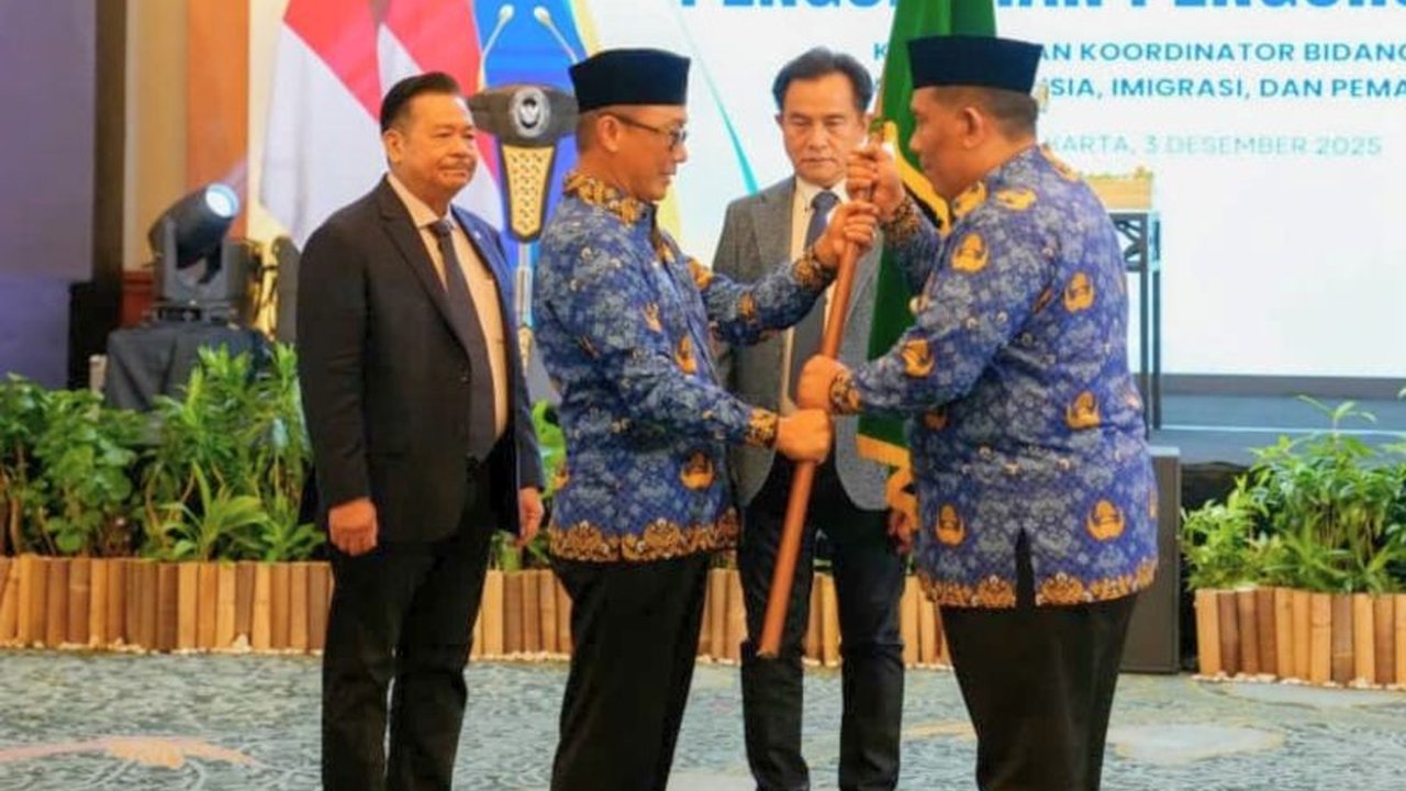 Kemenko Kumham Imipas mengukuhkan Dewan Pengurus Korpri baru, menegaskan komitmen memperkuat peran Korpri sebagai wadah profesional ASN yang berintegritas dan adaptif menghadapi tantangan birokrasi modern. Simak pesan penting Menko Yusril!