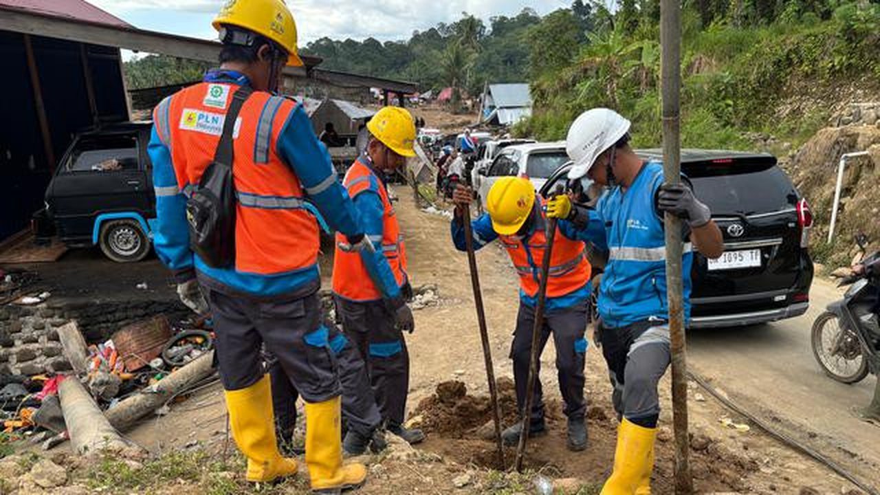 Petugas tengah memperbaiki jaringa listrik di salah satu titk bencana di Sumatera Barat. (Dok BNPB)