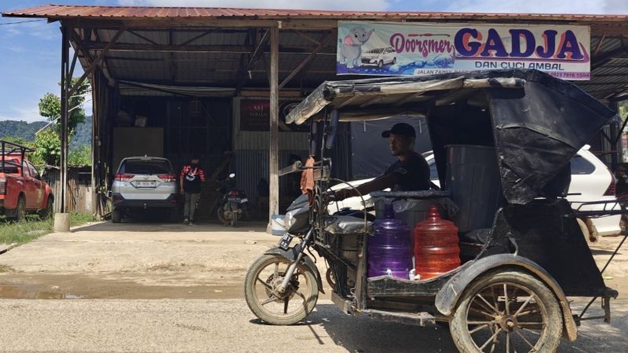 Banjir dan longsor parah merusak jaringan air bersih di Tapanuli Tengah, memaksa warga bergantung pada mata air perbukitan dan memicu Krisis Air Bersih Tapteng yang berkepanjangan.