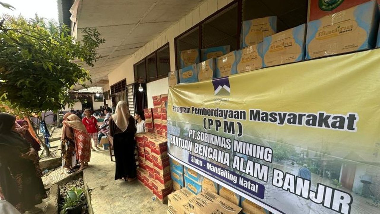 PT Sorikmas Mining memberikan bantuan sigap kepada warga terdampak banjir di Mandailing Natal akibat Siklon Tropis Senyar, fokus pada evakuasi, distribusi logistik, dan pemulihan fasilitas umum.