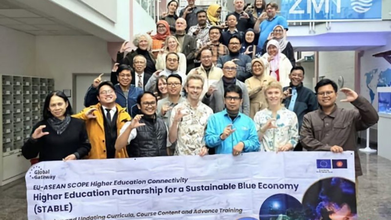 IPB University merancang Kurikulum Ekonomi Biru sebagai langkah strategis untuk memperkuat kompetensi lulusan sarjana Indonesia dalam menghadapi tantangan keberlanjutan pesisir dan laut di kawasan ASEAN, menarik perhatian pada inovasi pendidikan ini.