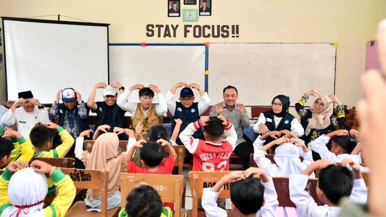 Menteri Pendidikan Dasar dan Menengah menyerukan semangat bangkit untuk Pemulihan Pendidikan Sumatra pasca-bencana. Bantuan disalurkan agar proses belajar mengajar segera pulih di wilayah terdampak.
