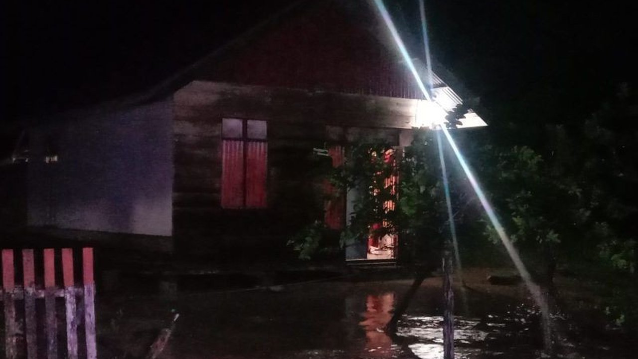 Sebanyak 65 KK terdampak banjir dan longsor di Buol, Sulawesi Tengah, setelah hujan deras. BPBD Sulteng melaporkan akses Trans Sulawesi sempat terputus, memicu penanganan darurat.