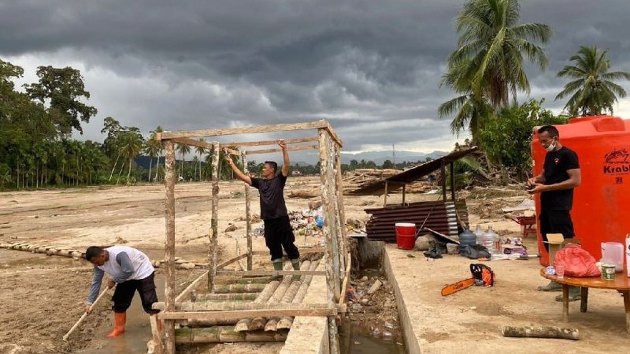 Satuan Brimob Polda Sumut sigap membangun fasilitas MCK di Batang Toru pasca-bencana, memastikan kebersihan dan kesehatan warga tetap terjaga di lokasi pengungsian.