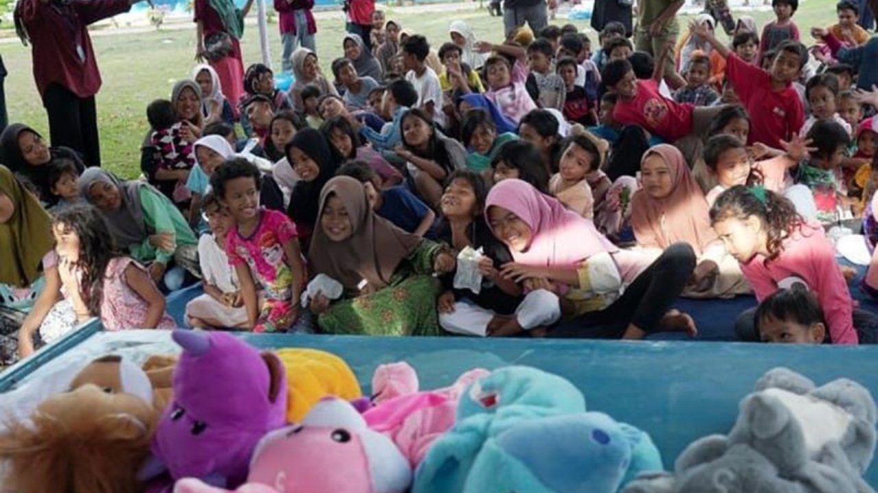 Pakar UNP Evelynd menekankan pentingnya Pembatasan Gawai Anak Pascabencana hidrometeorologi, melibatkan orang tua dalam pemulihan psikologis anak demi masa depan digital yang aman.