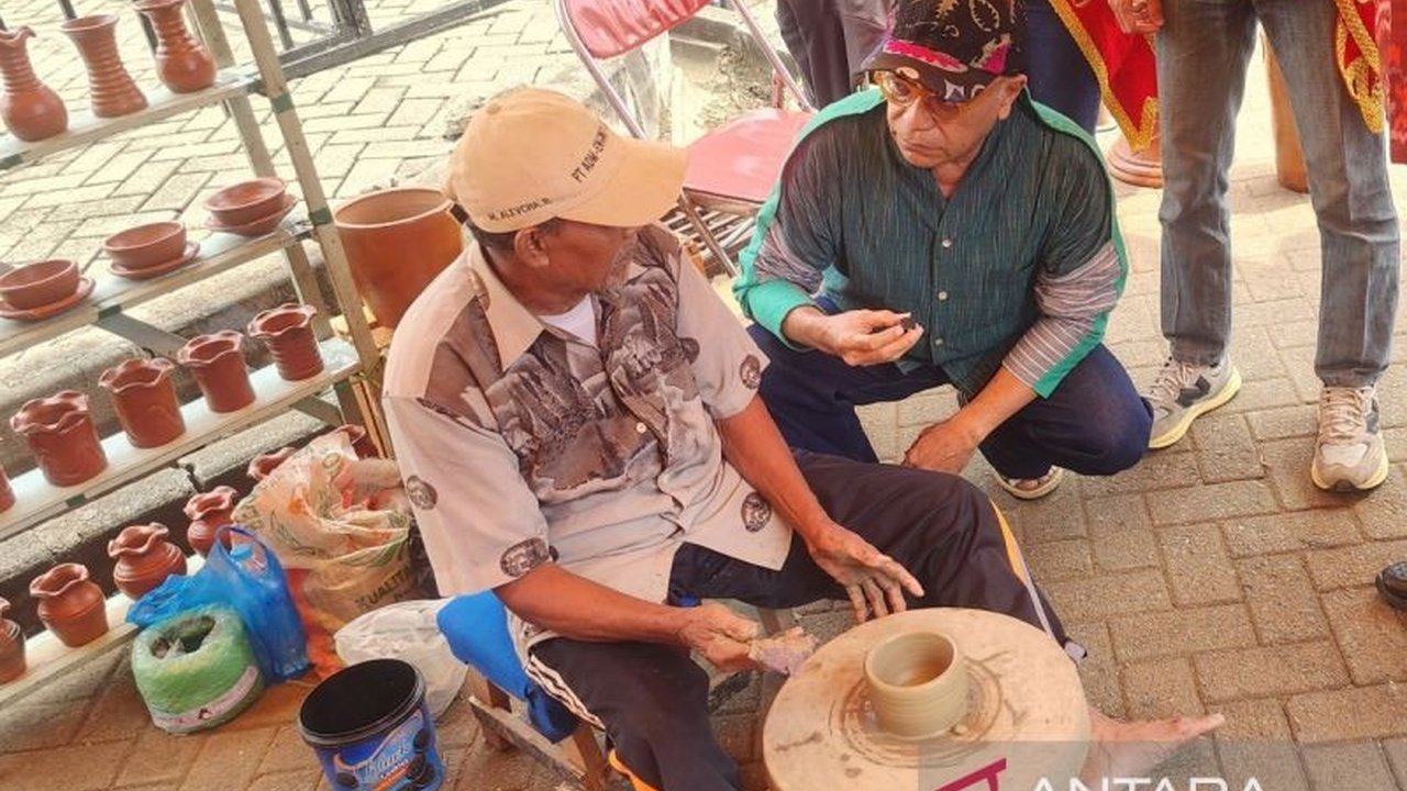 Anggota Komisi VII DPR RI, Samuel Wattimena, menyoroti besar Potensi Kerajinan Kendal yang perlu didukung strategi pemasaran terpadu dengan pariwisata lokal agar dikenal lebih luas.