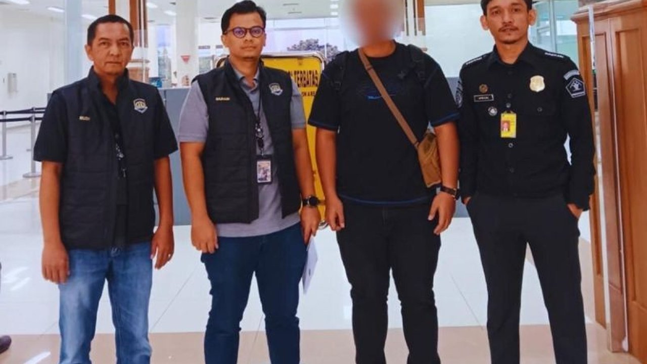 Kantor Imigrasi Banda Aceh melakukan deportasi WN Malaysia berinisial MY karena melanggar izin tinggal dan overstay sejak 2001, menunjukkan komitmen tegas penegakan hukum keimigrasian.