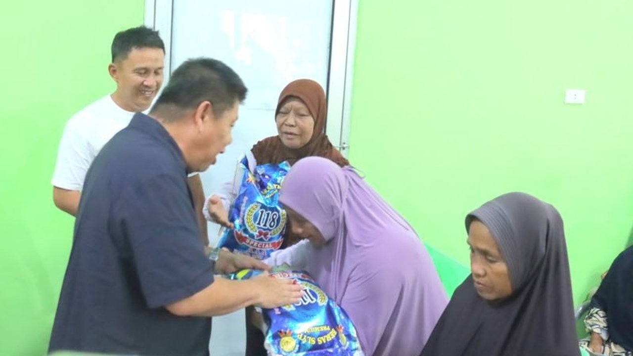 Gubernur Kepulauan Babel Hidayat Arsani melanjutkan program **pembagian beras Gubernur Babel** dengan menyalurkan ratusan karung beras gratis di Desa Penyamun, Kabupaten Bangka, sebagai upaya meningkatkan kesejahteraan masyarakat.