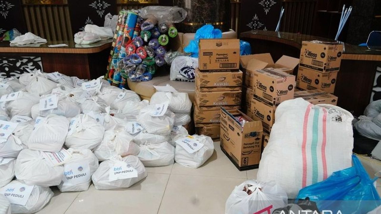 Universitas Negeri Padang (UNP) kembali menunjukkan kepeduliannya dengan UNP dirikan posko peduli bencana di Tanjung Raya, Agam, untuk membantu pemulihan pascabencana Sumbar.