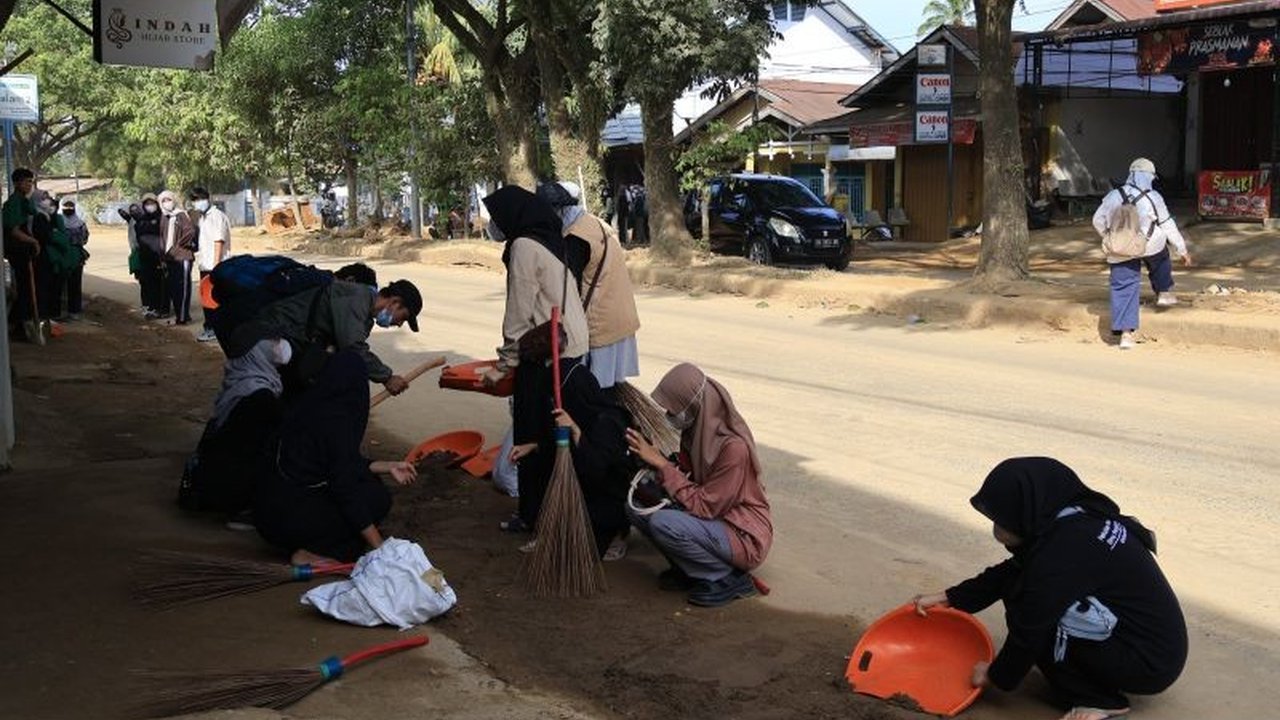 Ratusan mahasiswa UNAND KKN Bencana diterjunkan ke Kota Padang untuk membantu pemulihan daerah terdampak banjir. Mereka fokus pada pembersihan dan pemulihan trauma pasca-bencana.
