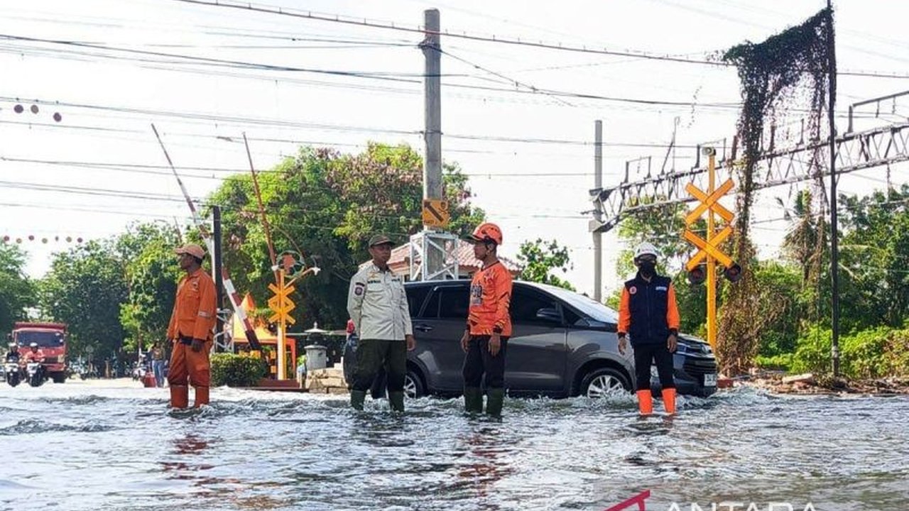BPBD DKI Jakarta melaporkan 23 RT dan dua ruas jalan di Jakarta Utara serta Kepulauan Seribu terdampak Banjir Rob Jakarta pada Sabtu siang. Petugas siaga penuh!