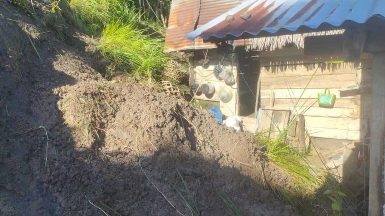 Jalan Trans Sulawesi di Desa Molangato, Buol, terputus akibat longsor dan banjir. BPBD Sulteng segera bertindak tangani dampak bencana yang mengisolasi akses utama ini.