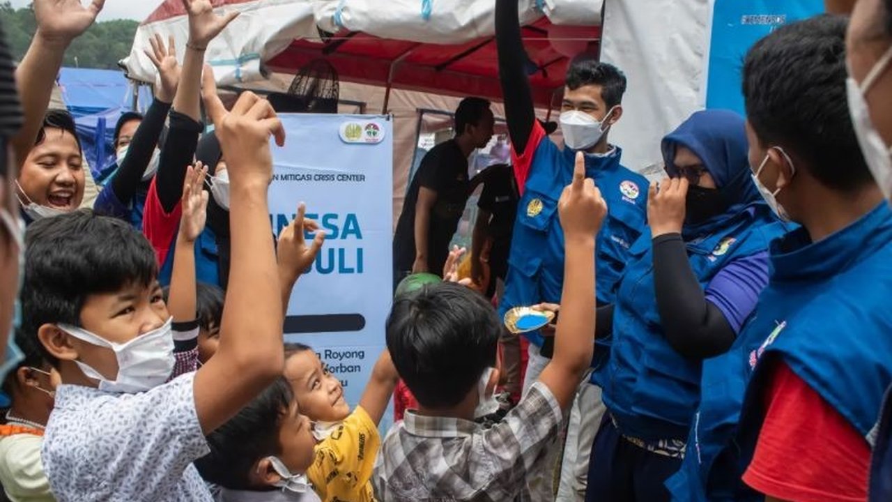 Universitas Negeri Surabaya (Unesa) meluncurkan **aksi sosial Unesa** komprehensif untuk korban banjir Sumatera, meliputi bantuan pendidikan, psikologis, dan kebutuhan pokok. Bagaimana Unesa memastikan pemulihan menyeluruh?