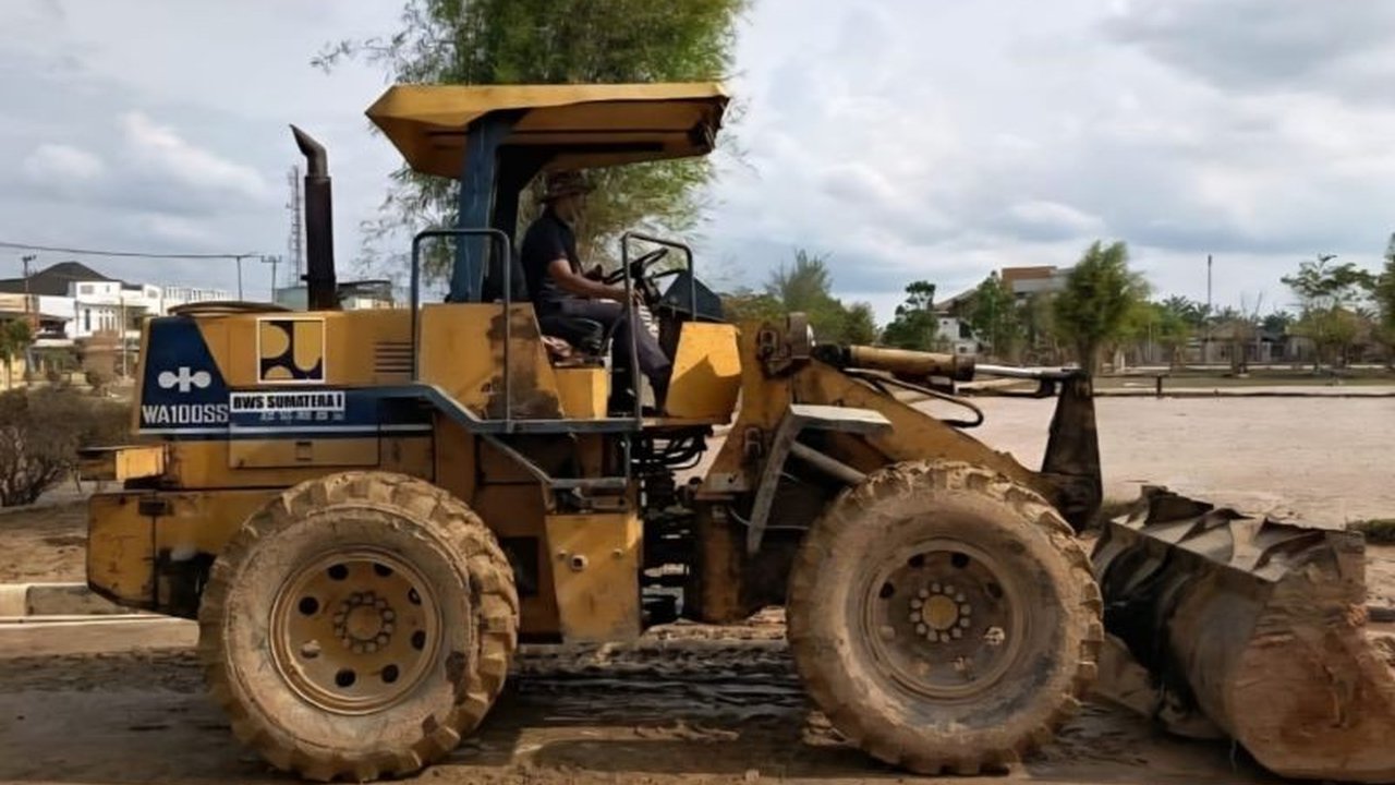 Balai Wilayah Sungai (BWS) Sumatera I mengerahkan 17 unit alat berat untuk mempercepat pemulihan pasca bencana hidrometeorologi yang melanda 18 daerah di Aceh, sebuah langkah krusial dalam upaya pemulihan bencana Aceh.