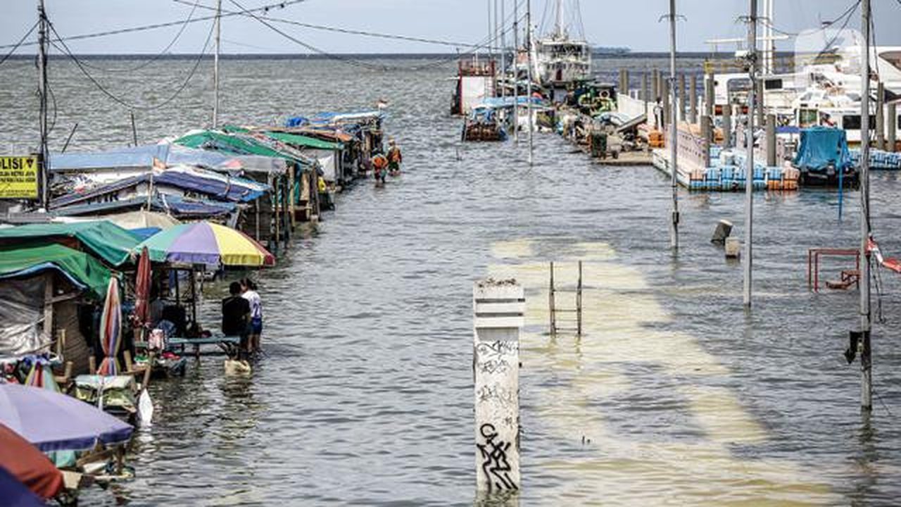 Kondisi banjir rob di kawasan Muara Angke, Jakarta, Selasa (9/11/2021). Badan Penanggulangan Bencana Daerah (BPBD) DKI Jakarta memperkirakan puncak musim hujan dan potensi rob di Ibu Kota ter