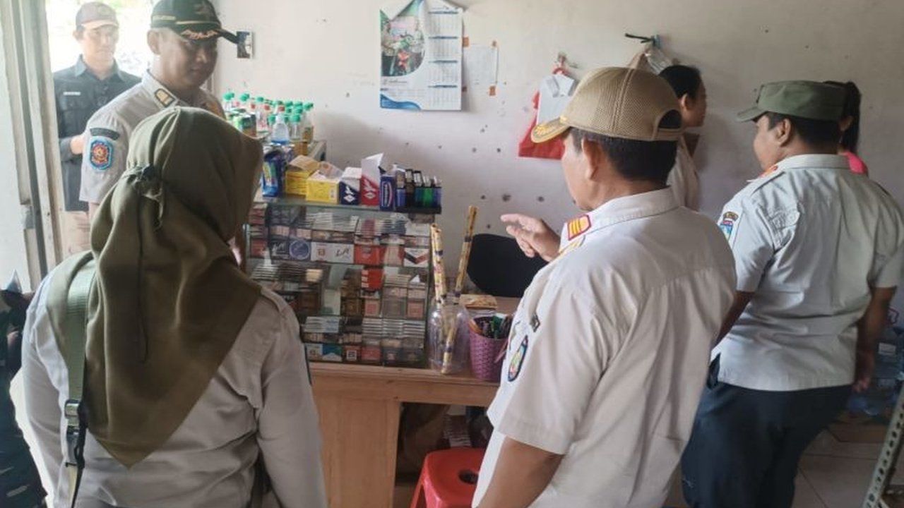 Satpol PP Jepara kembali menggelar operasi rokok ilegal di Pulau Karimunjawa, melibatkan TNI dan Polri. Langkah ini bertujuan memutus peredaran rokok tanpa cukai demi kesehatan dan ekonomi.