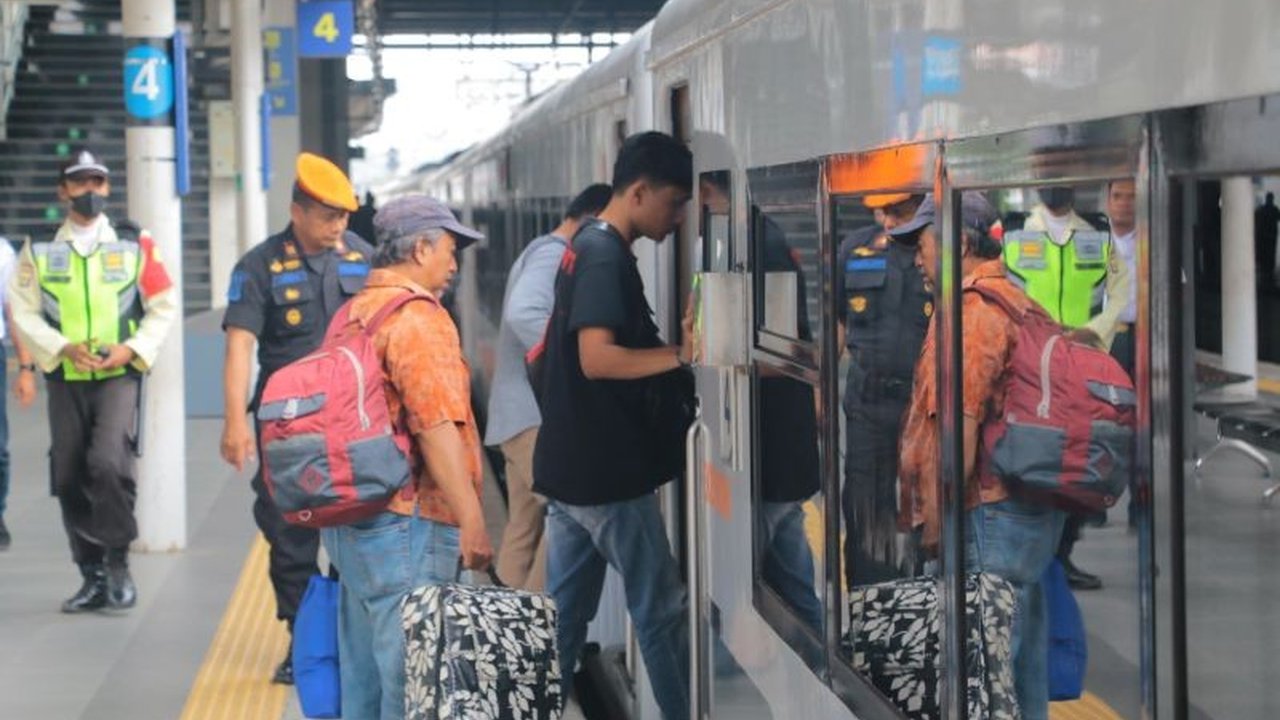PT KAI Daop 1 Jakarta memberlakukan Berhenti Luar Biasa (BLB) di Stasiun KAI Jatinegara untuk lima kereta api dari Gambir pada Minggu (7/12) guna antisipasi acara di Monas.