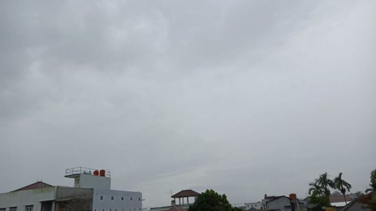 BMKG Pangkalpinang mengeluarkan Peringatan Hujan Petir dan angin kencang di sebagian wilayah Bangka Belitung, mengimbau masyarakat waspada potensi bencana hidrometeorologi.