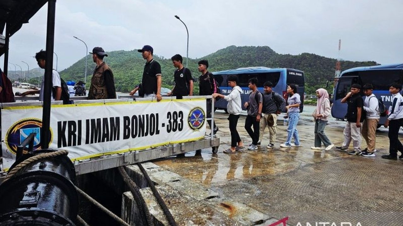 KRI Imam Bonjol menggelar kegiatan open ship di Natuna selama dua hari, 6-7 Desember 2025, untuk memperingati Hari Armada TNI, sekaligus mendekatkan diri dengan masyarakat dan menumbuhkan minat maritim.