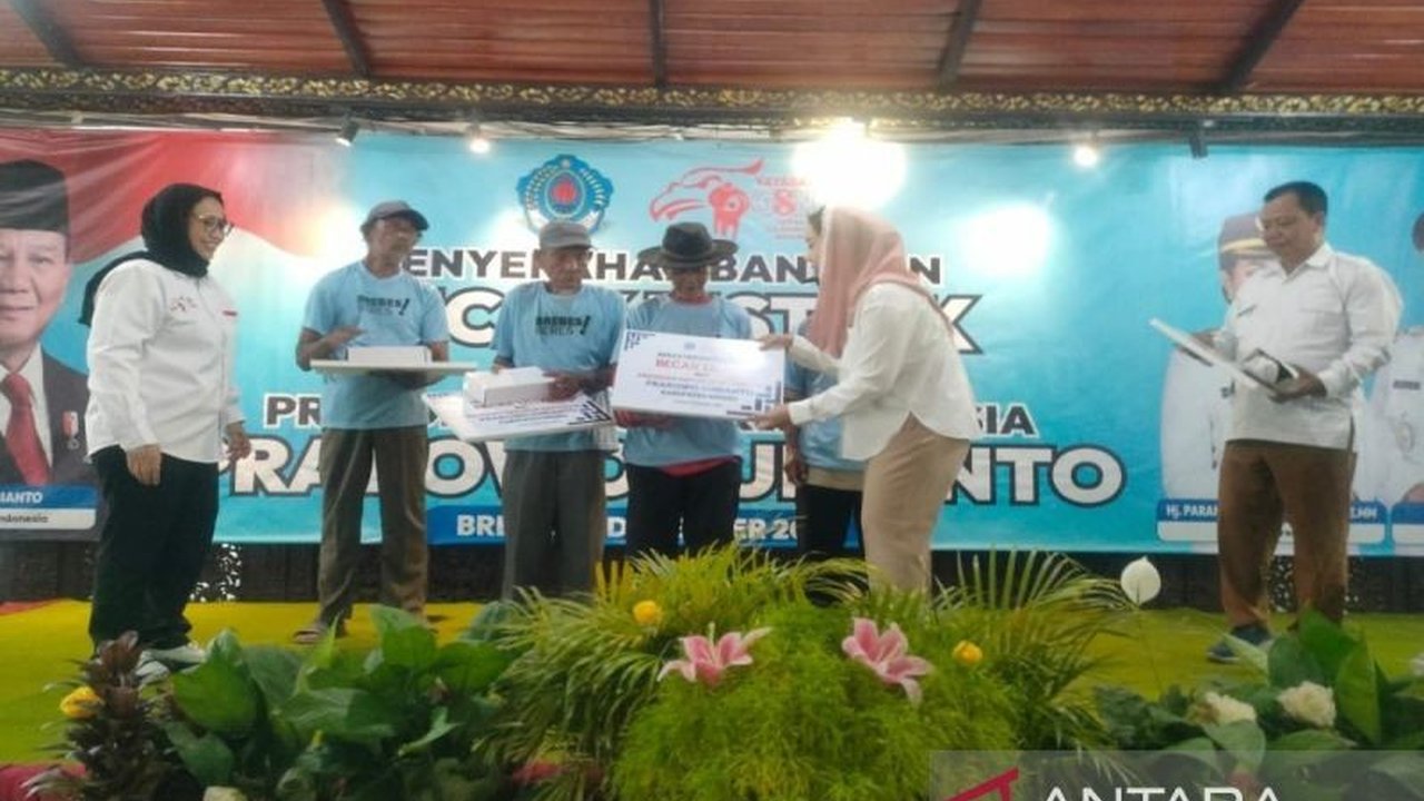 Ratusan pengayuh becak lansia di Brebes menyambut antusias program bantuan becak listrik dari Presiden Prabowo Subianto, yang diharapkan meringankan beban fisik mereka dalam mencari nafkah.
