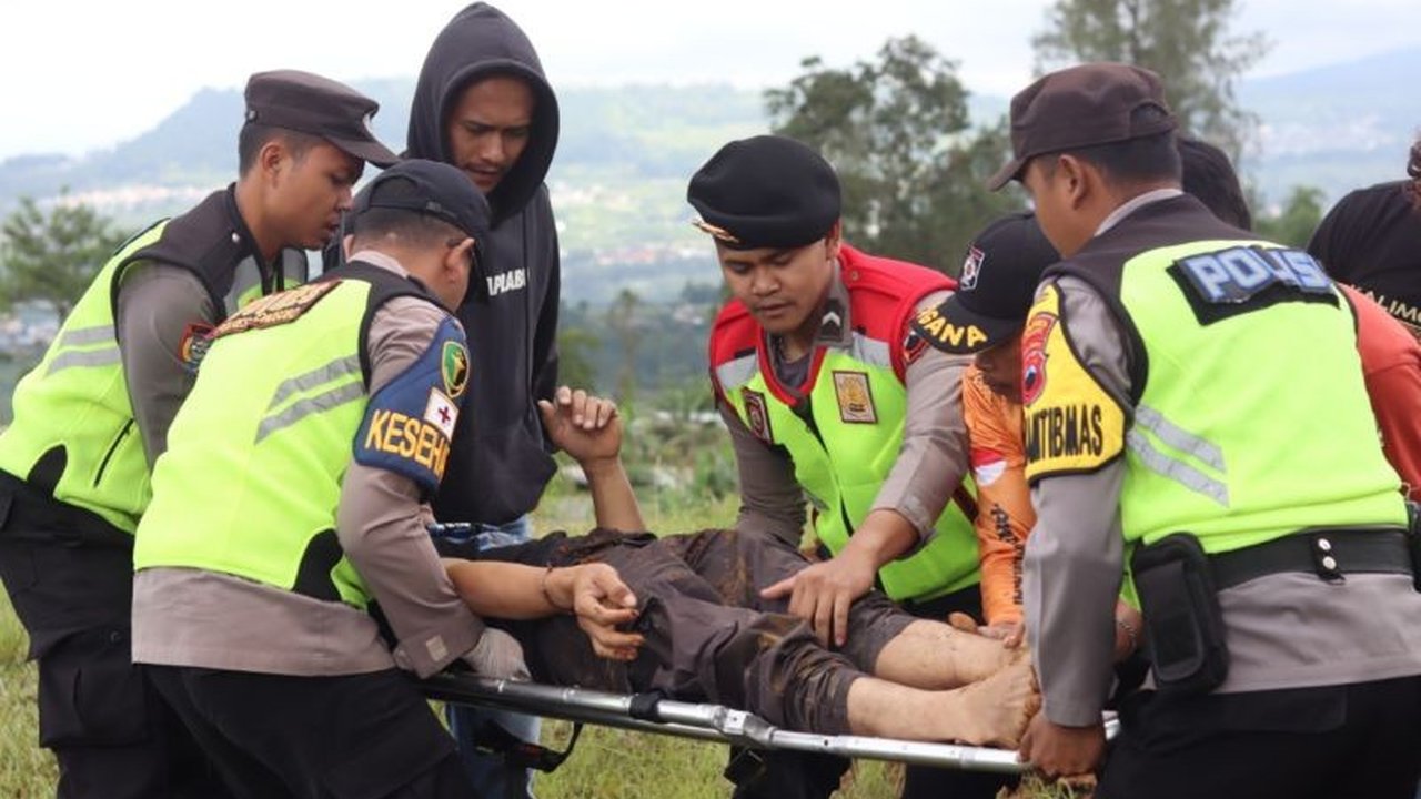Polres Wonosobo menggelar **simulasi penanggulangan bencana** di Kalikajar, Wonosobo, melibatkan ratusan personel. Ini adalah langkah vital meningkatkan kesiapsiagaan di wilayah rawan bencana.