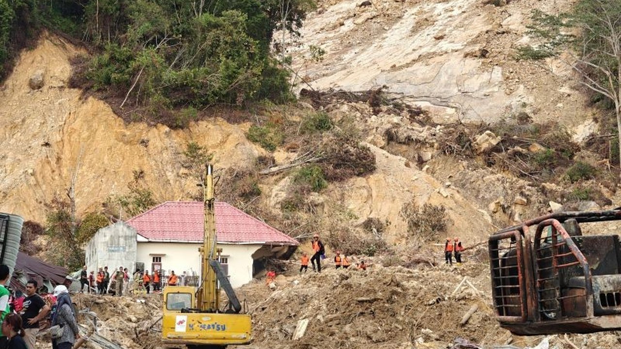 Kisah pilu Heroisme Remaja Tapteng, Divan Simangunsong (21), yang gugur tertimbun longsor setelah berjuang menyelamatkan ayahnya yang stroke di Tapanuli Tengah. Tragedi ini menyisakan duka mendalam.