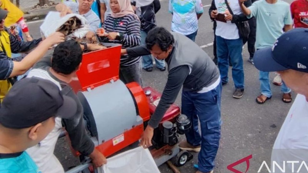 Pemerintah Kabupaten Bangka menerima bantuan kontainer sampah Bangka dan mesin pencacah organik dari perusahaan swasta, menandai langkah strategis dalam mewujudkan lingkungan bersih dan pengelolaan sampah yang lebih efektif.