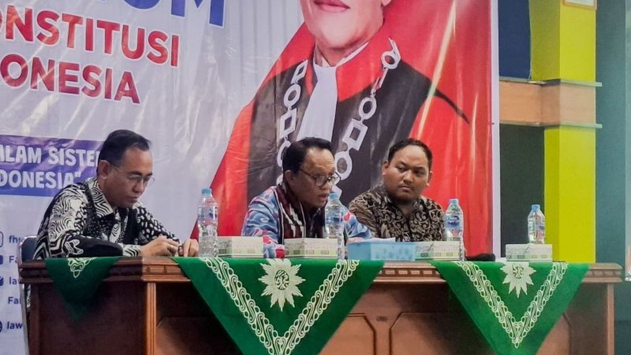 Hakim Konstitusi Dr. Ridwan Mansyur hadir di UMP Pontianak, menjelaskan Peran Mahkamah Konstitusi sebagai guardian of constitution dan menjawab kritik publik. Simak selengkapnya!