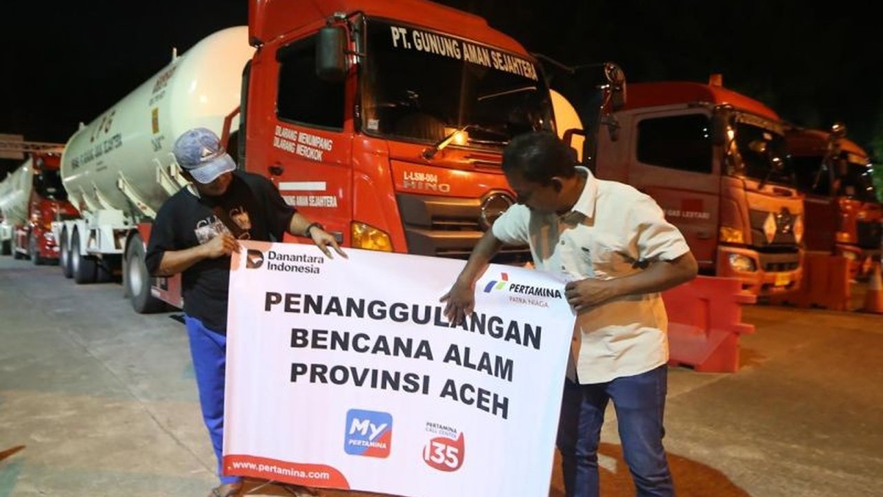 PT Pertamina Patra Niaga Regional Sumbagut mempercepat Distribusi Energi Aceh berupa LPG dan BBM ke wilayah terdampak bencana menggunakan kapal laut, memastikan pasokan vital terpenuhi.