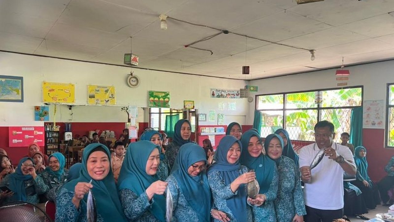 TP PKK dan DKP Sulsel berkolaborasi menguatkan gizi siswa SD melalui program Gemarikan Gowa, membagikan ikan segar dan olahan untuk mendukung pertumbuhan optimal anak.