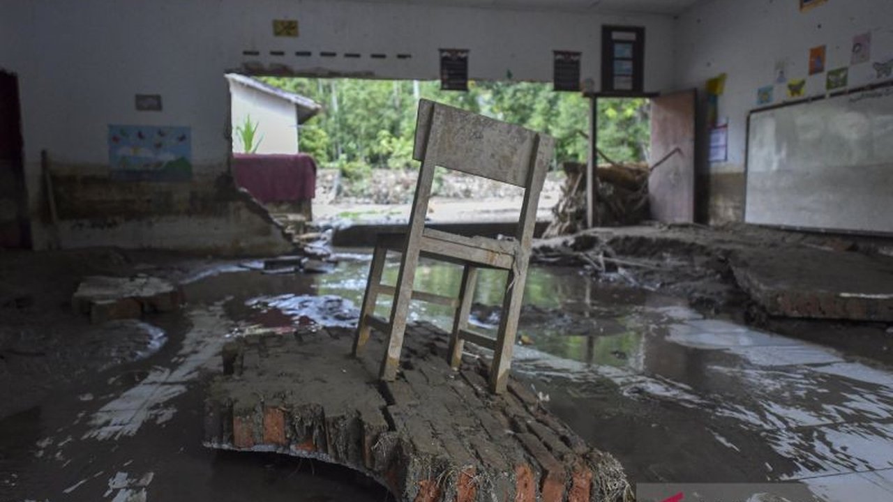 Pemerintah Indonesia sigap menggelar Bantuan Darurat Sekolah pasca banjir dan longsor di Sumatra, memastikan pendidikan tetap berjalan meski fasilitas rusak. Bagaimana strategi adaptif ini diterapkan?