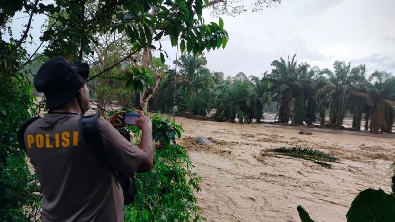 Jembatan darurat yang dibangun warga, TNI, dan Polri di Palembayan, Agam, hanyut diterjang luapan Sungai Batang Nanggang akibat hujan deras, membuat warga tidak bisa pulang dan terpaksa menginap di pengungsian.