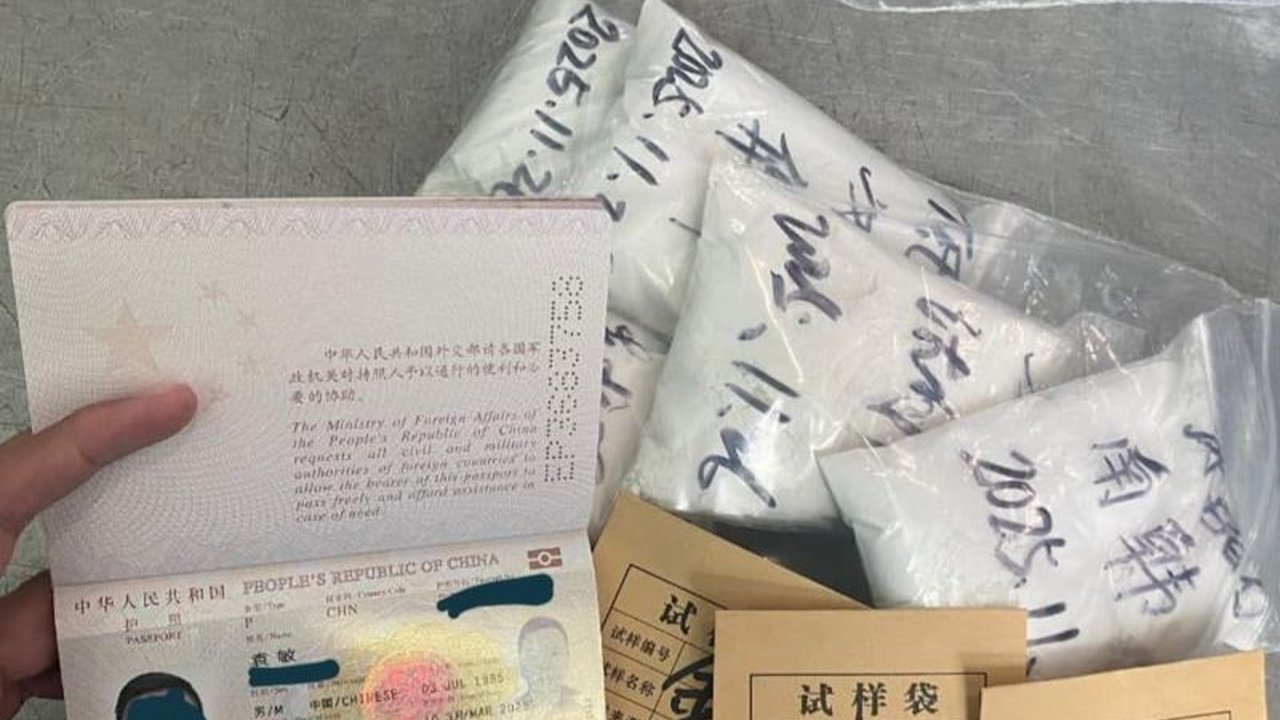 Satgas Terpadu di Bandara IWIP Maluku Utara berhasil menggagalkan upaya penyelundupan nikel ilegal oleh seorang WNA, menegaskan komitmen pengawasan sumber daya alam Indonesia.