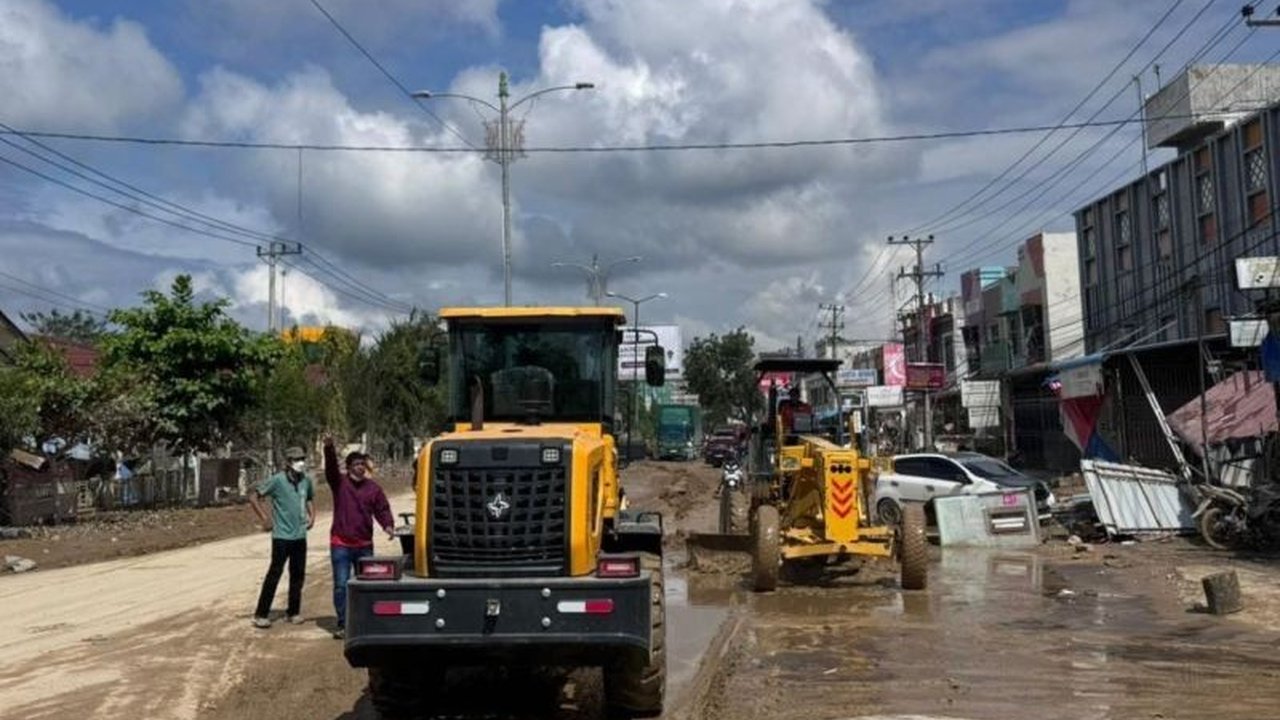 Kementerian PU gencar lakukan Pembukaan Jalan Kuala Simpang Aceh pasca bencana banjir dan longsor. Upaya ini prioritas utama demi kelancaran distribusi logistik dan pemulihan ekonomi di wilayah terdampak.