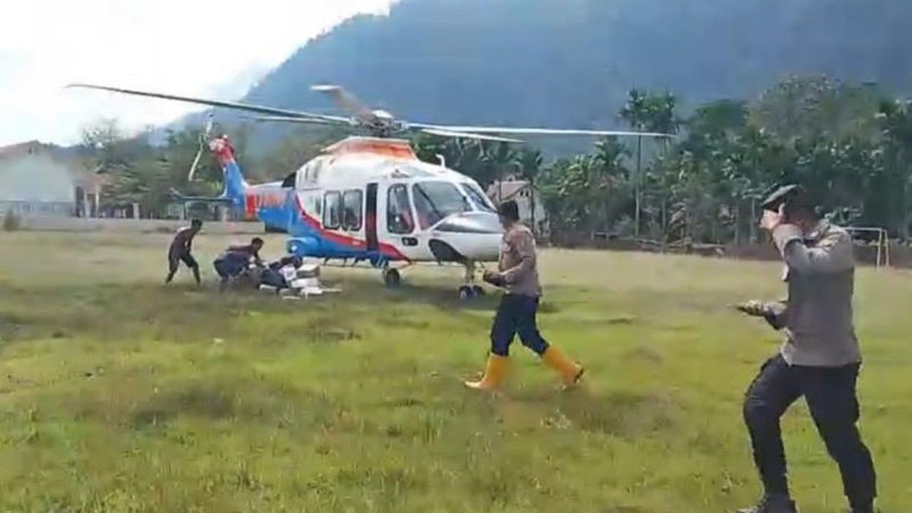 Polda Aceh mengerahkan bantuan kemanusiaan menggunakan helikopter ke pedalaman Aceh Timur yang terisolasi banjir, memastikan kebutuhan dasar dan pemulihan psikososial warga terdampak tetap terpenuhi.