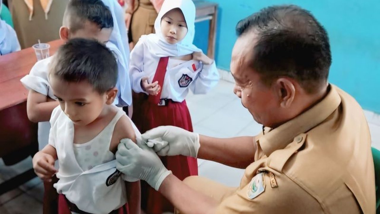 Dinas Kesehatan OKU gencar mengejar target pemberian Vaksin Tetanus Difteri bagi ribuan siswa SD/MI melalui program BIAS kedua, dengan capaian 79 persen dan ditargetkan rampung akhir Desember 2025.