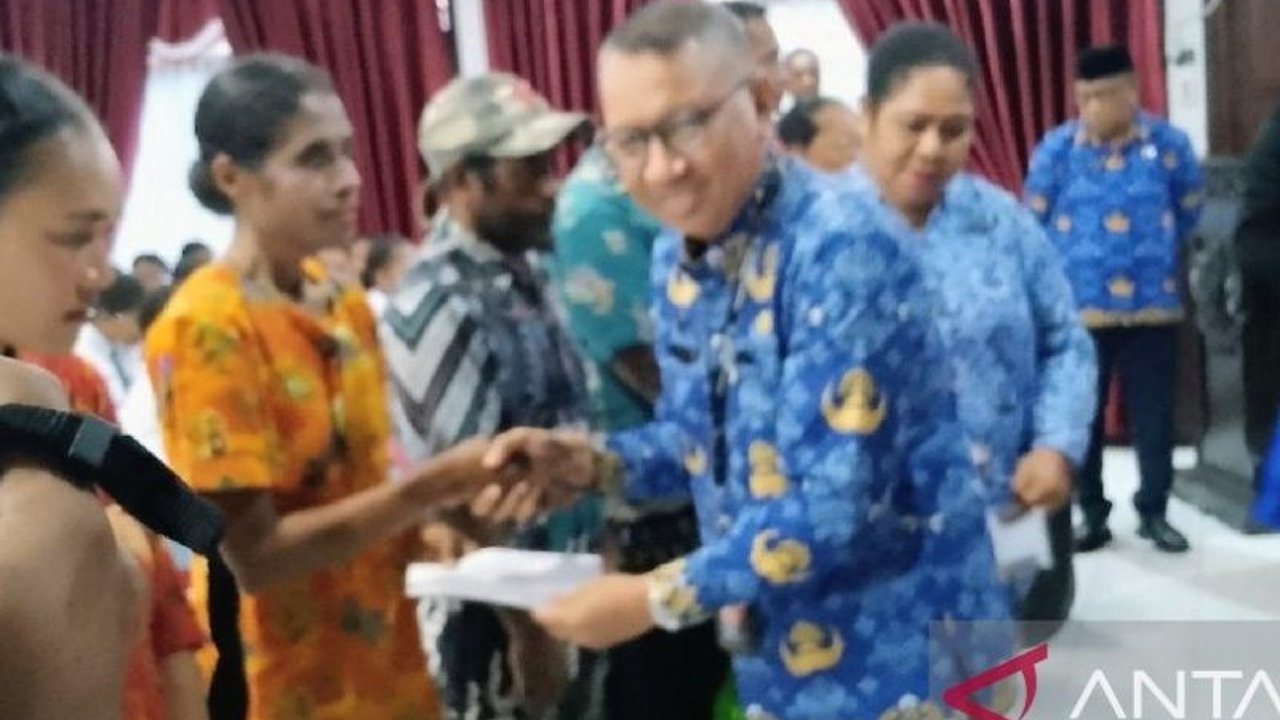 Dinas Pendidikan dan Kebudayaan Biak Numfor mengumumkan 229 guru akan mengikuti Program PPG Guru untuk tahun 2025/2026, bertujuan mencetak pendidik profesional yang kompeten.