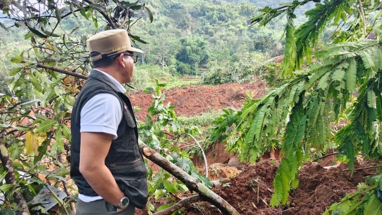 Bupati Bandung Dadang Supriatna memimpin langsung pencarian tiga warga yang tertimbun longsor Arjasari. Kondisi tanah labil dan minim penerangan menghambat upaya evakuasi, memicu penetapan status tanggap darurat.