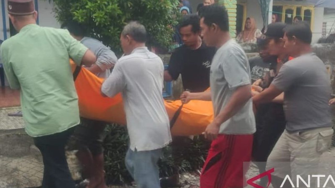 Seorang nelayan Sungailiat meninggal dunia di perairan Karang Lakorek akibat tersambar petir saat mencari ikan. Insiden tragis ini juga melukai anak kandung korban yang ikut melaut.