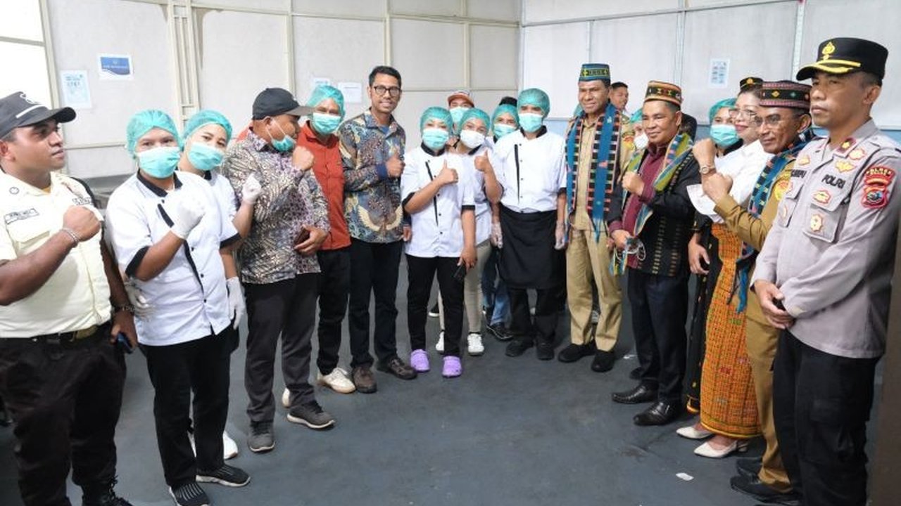 Wakil Gubernur NTT Johni Asadoma meninjau dua SPPG di Manggarai untuk memastikan target penerima program Makan Bergizi Gratis (MBG) terpenuhi, sekaligus mendorong partisipasi warga lokal.