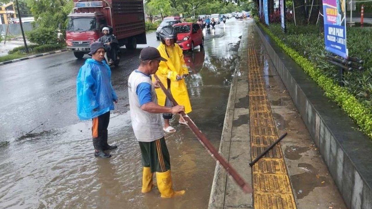 Pemerintah Kota Makassar mengerahkan 40 personel Satgas Drainase untuk memastikan saluran air berfungsi optimal, mengantisipasi banjir di titik rawan seperti Jalan Urip Sumoharjo dan AP Pettarani.