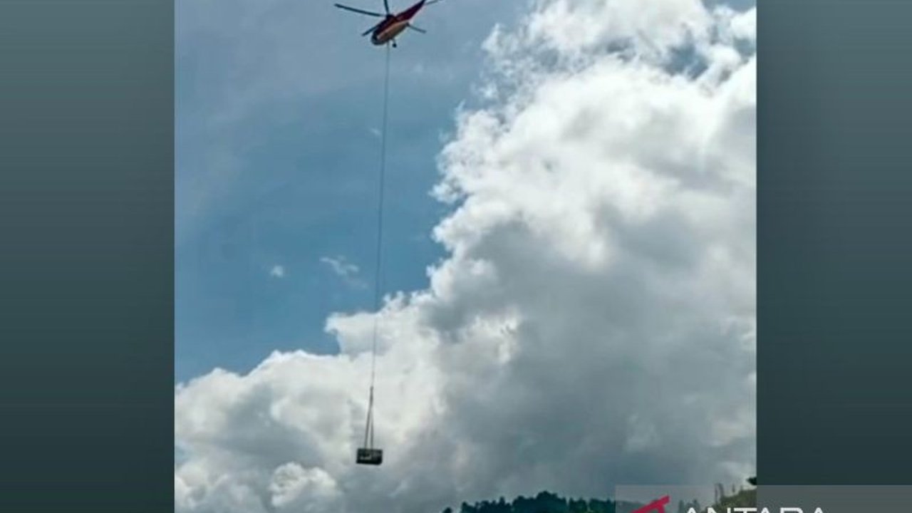 PLN dan BNPB sukses mendistribusikan Genset Takengon berkapasitas 250 kWh via helikopter untuk rumah sakit. Upaya ini jadi bagian pemulihan listrik pasca-bencana di Aceh.