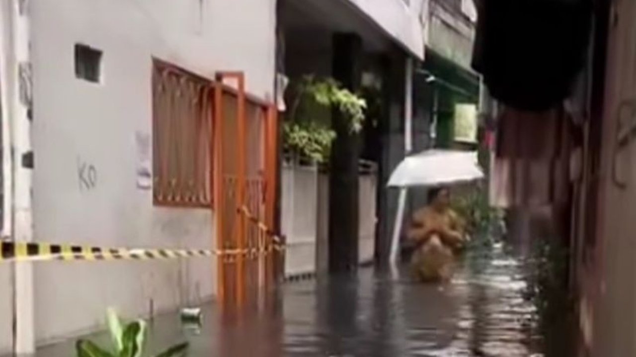 Badan Meteorologi, Klimatologi, dan Geofisika (BMKG) memprakirakan sebagian besar wilayah Jakarta akan diguyur hujan ringan mulai Minggu sore hingga malam, dengan suhu rata-rata 26 derajat Celcius. Simak detail prakiraan cuaca Jakarta hari ini.