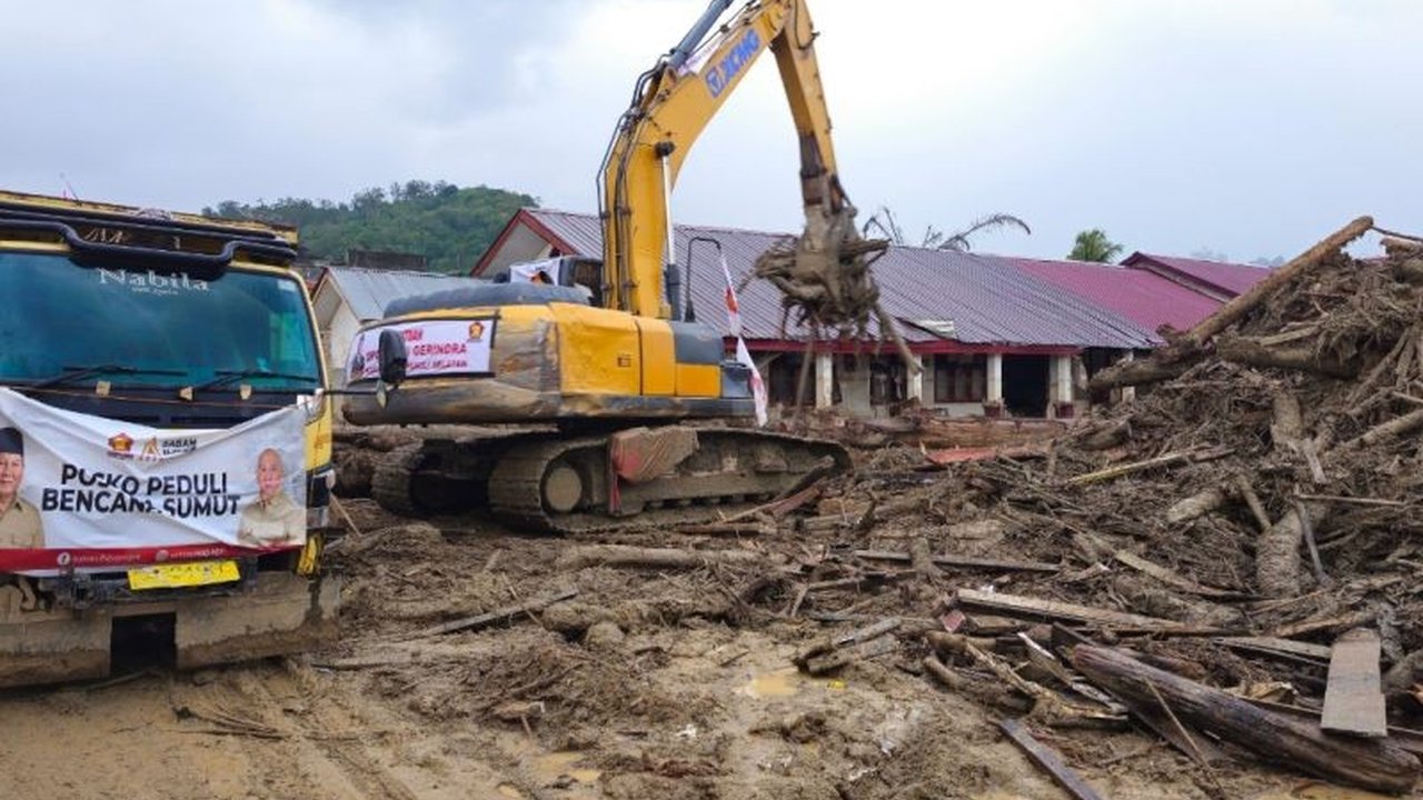 Kolaborasi Legislator Tapsel dari DPR RI dan DPRD Tapanuli Selatan bergerak cepat membersihkan SD Huta Godang yang tertimbun longsor, sekaligus menyiapkan hunian sementara bagi warga terdampak.