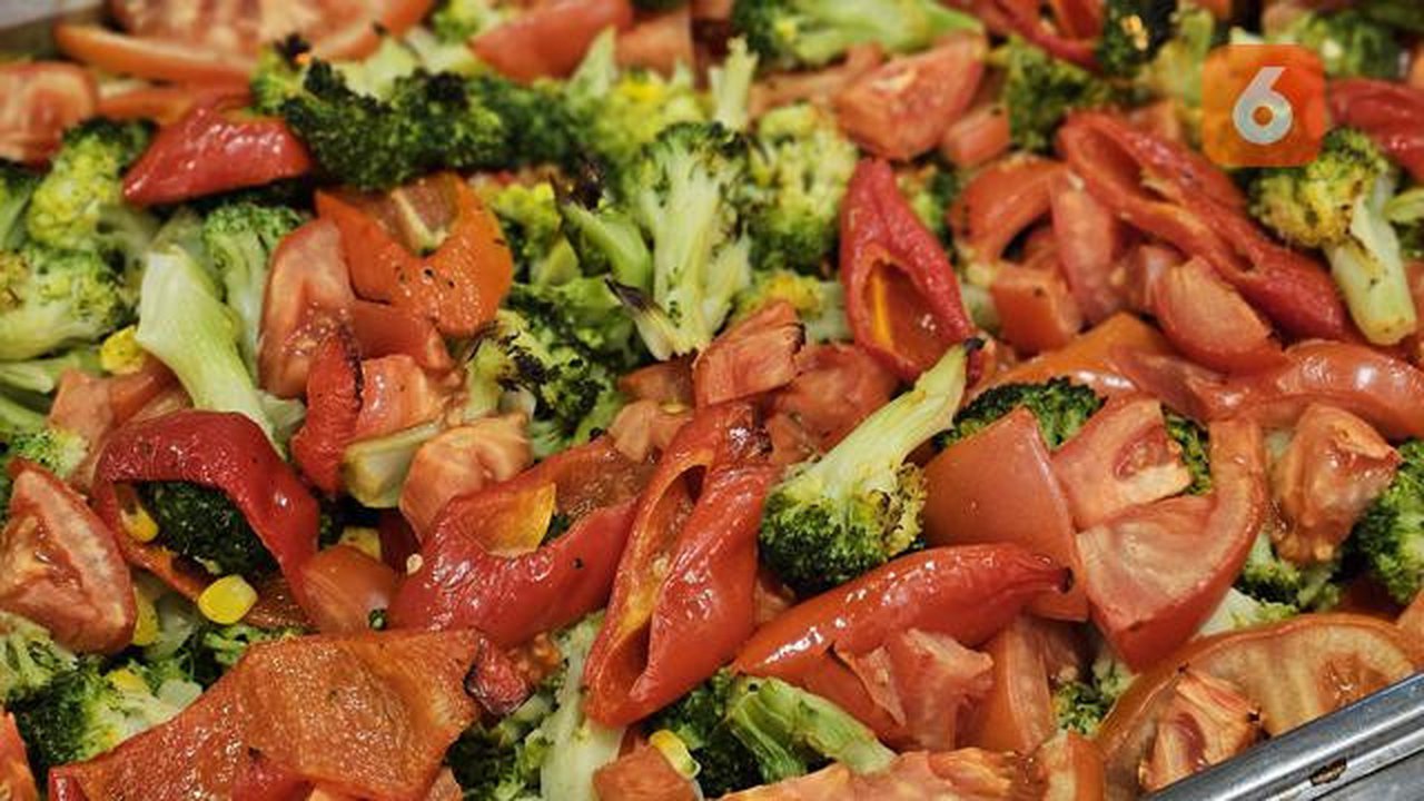 Apakah sayuran hijau benar-benar menyebabkan asam urat? Jangan terjebak mitos! Simak penjelasan ahli gizi tentang makanan yang aman dan tips menjaga kadar asam urat tetap stabil. (Foto: Adity