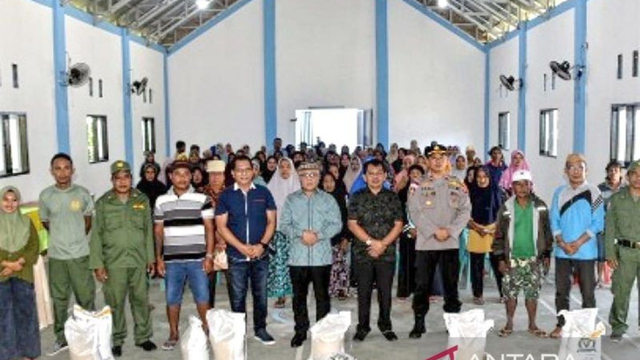 Bupati Gorontalo Sofyan Puhi menegaskan kebutuhan pangan warga adalah prioritas utama, memastikan stabilitas melalui penyaluran bantuan cadangan pangan pemerintah (CPP) di dua kecamatan.